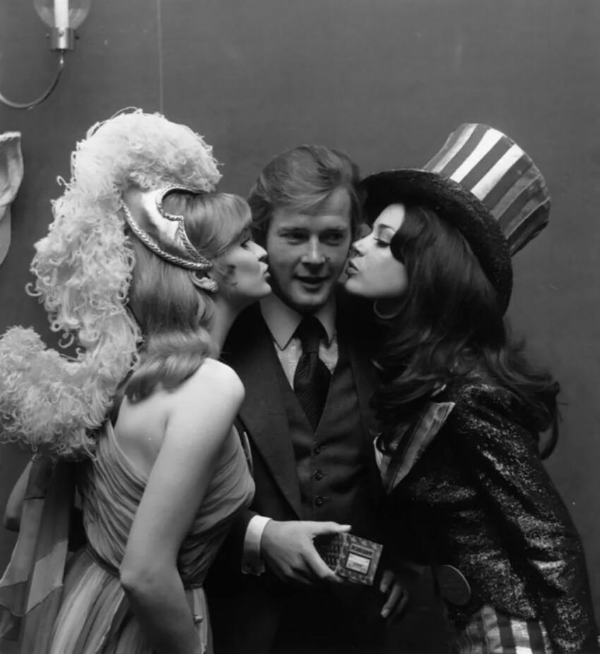 Роджер Мур (Бонд) с Мисс Великобритания и Мисс США, Мэрилин Энн Уорд и Брюсин Смит, 1971 год