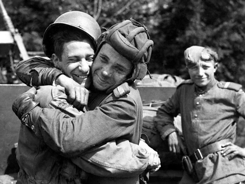 Один из моментов встречи американских и советских солдат на Эльбе, в конце апреля 1945 год