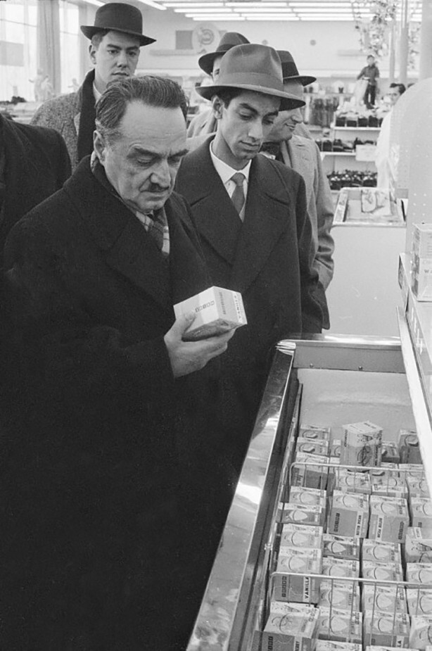 Анастас Микоян с советской делегацией рассматривает ванильное мороженое в холодильнике. Визит в США, январь 1959 год