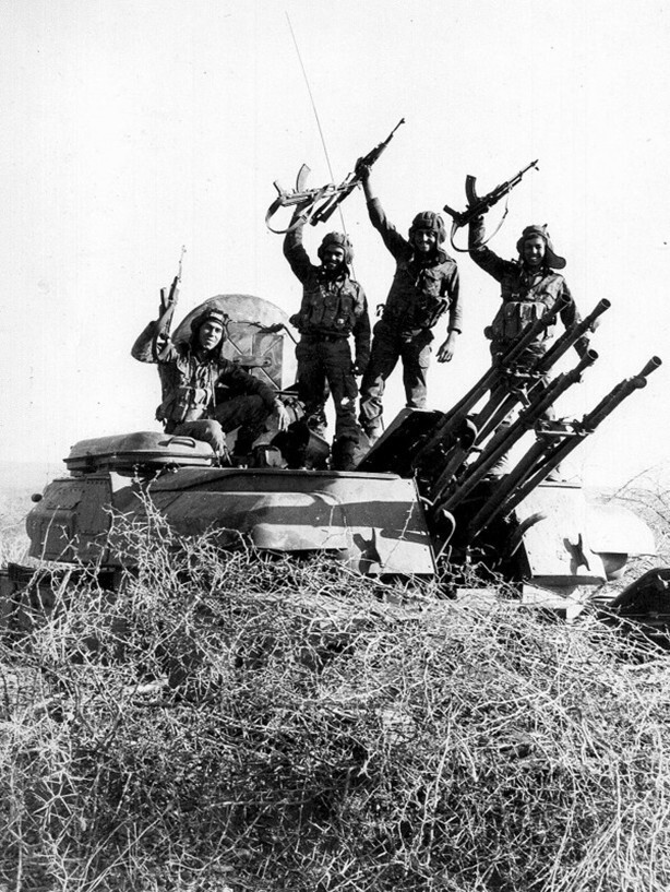 Кубинские зенитчики на ЗСУ-23-4 «Шилка» во время битвы при Куито-Куанавале в Калуэке, Ангола, 1988 год