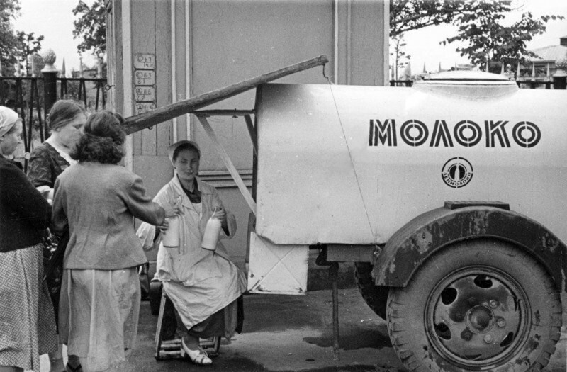 Продажа молока на улицах Ленинграда. Автор фото В.Кобернюк. СССР. 1959 год