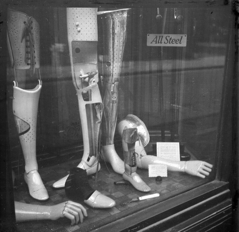 Витрина магазина протезов. Лондон. Великобритания. 1946 год