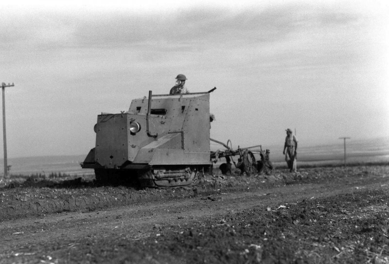Бронированный трактор вспахивает поле в кибуце Мишмар-ха-Эмек, недалеко от Мегиддо, во время арабского восстания. Подмандатная Палестина. 1938 год