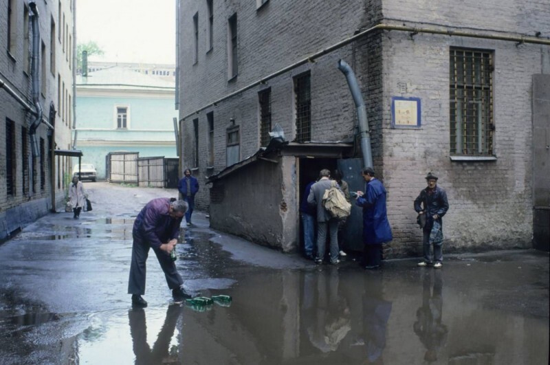 Пункт приёма стеклотары. Москва, 1992 год