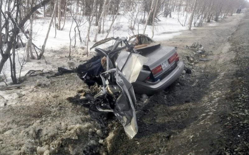 Авария дня. На Сахалине легковушку смяло до багажника