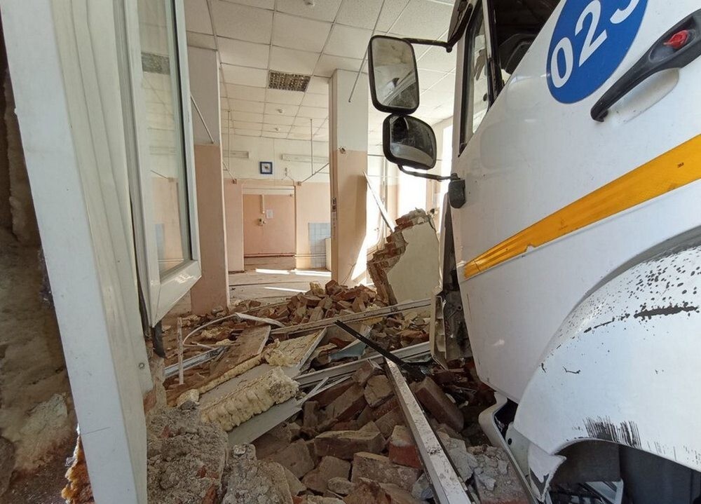 В Миассе КАМАЗ пробил стену городской больницы