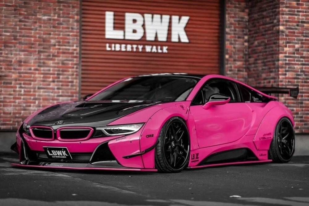 Розовый и агрессивный гибрид BMW i8 от Liberty Walk