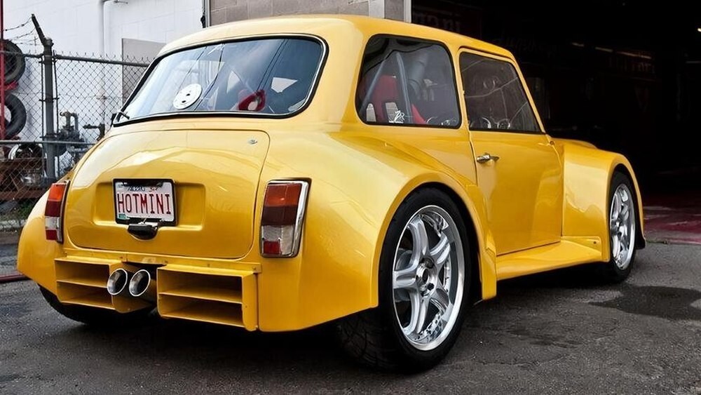 Старый Mini превратили в гоночный автомобиль и выставили на продажу