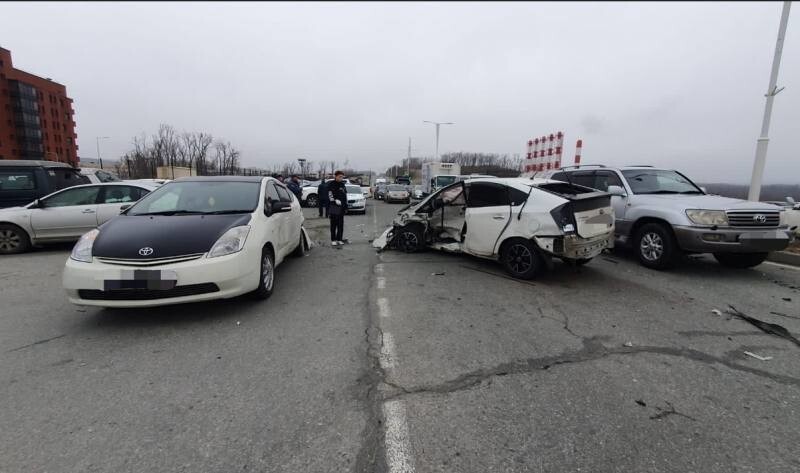 Неопытный 19-летний водитель повредил 6 японских автомобилей
