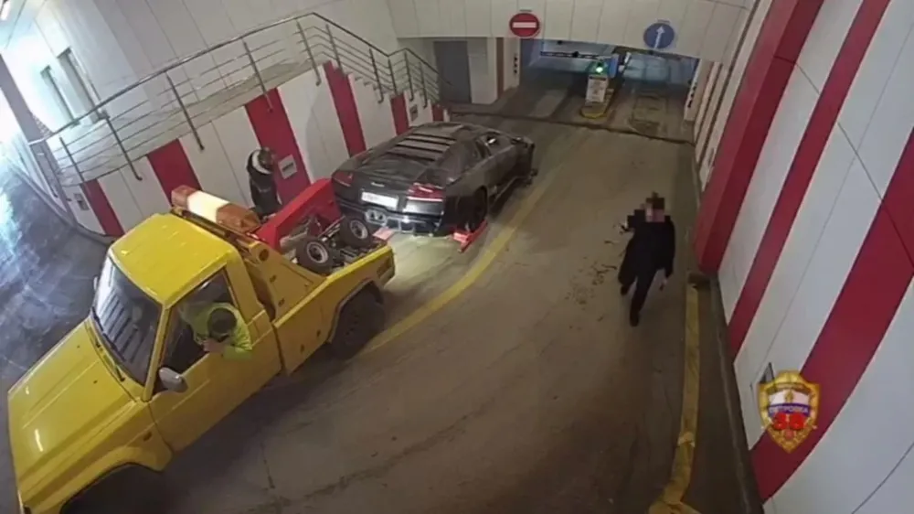 С помощью эвакуатора в Москве с парковки угнали Lamborghini стоимостью 12 000 000 рублей