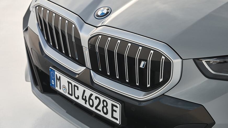 BMW показала сразу две версии новой "пятёрки"