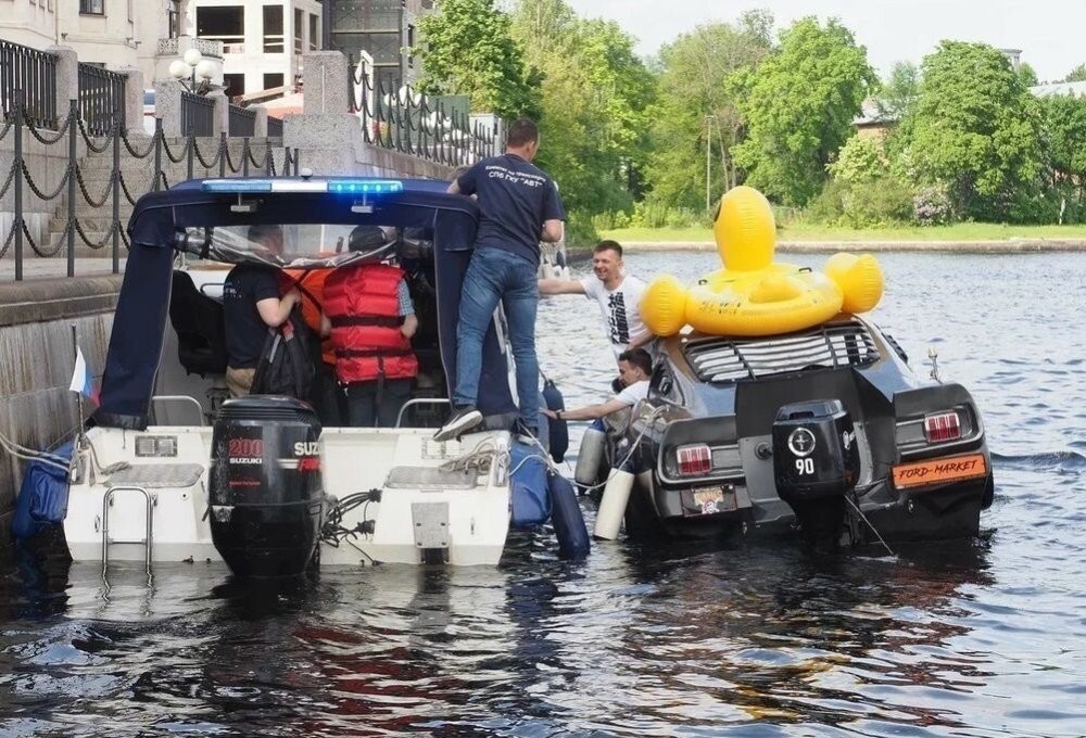 Без ДТП. Плавающий Ford Mustang с уткой на крыше оштрафовали на реке Малая Невка