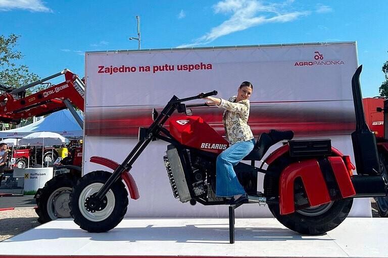 Белорусы скрестили трактор и мотоцикл