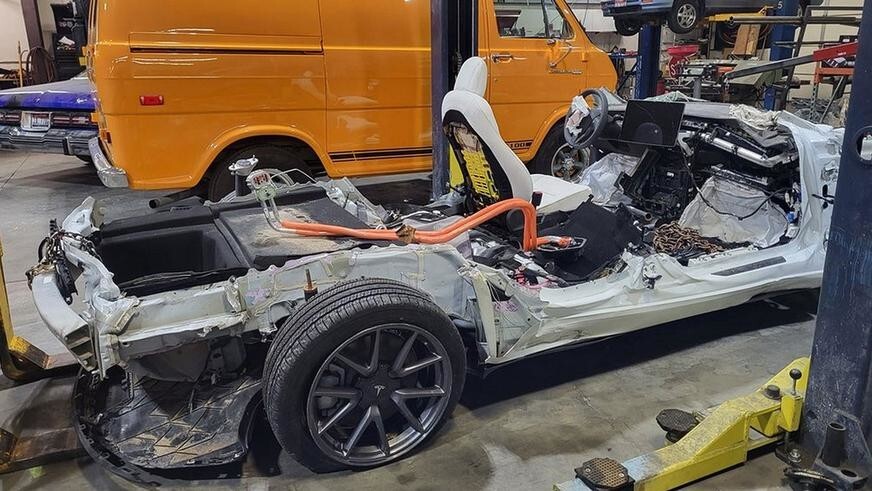Старый фургон Ford превратили в электромобиль с силовым агрегатом от Tesla