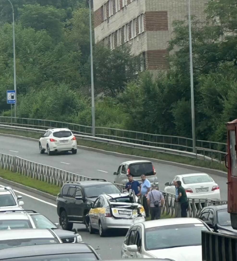 Грузовик без тормозов устроил массовое ДТП во Владивостоке