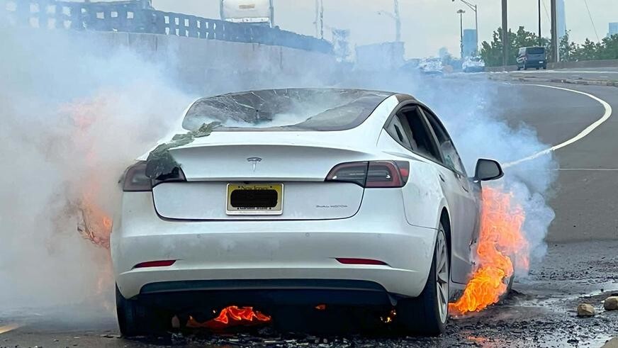 Мусор на дороге стал причиной возгорания Tesla Model 3