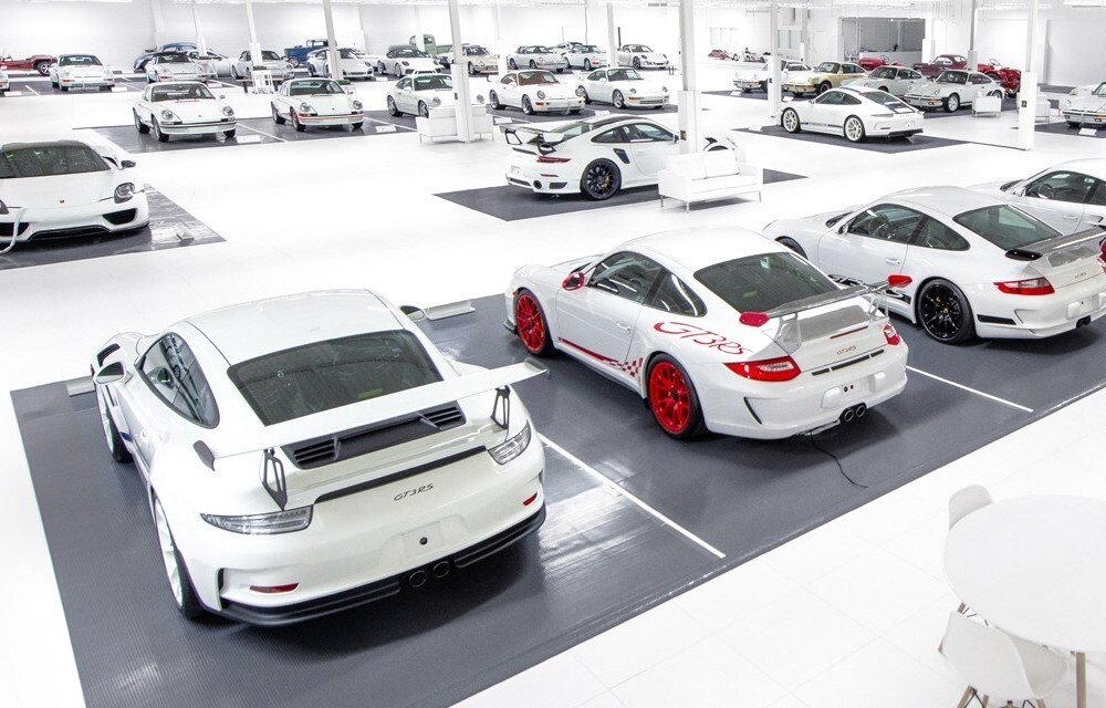 56 редких белых спорткаров Porsche распродадут на аукционе
