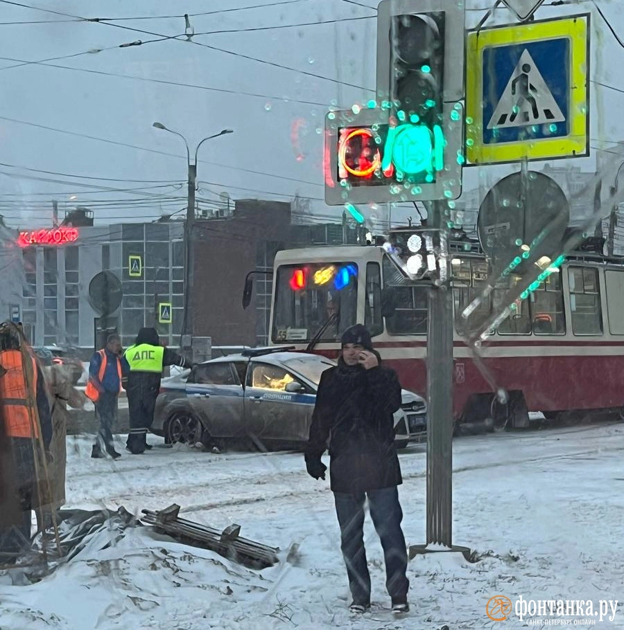Машина ДПС столкнулась с трамваем в Санкт-Петербурге