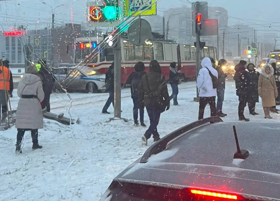 Машина ДПС столкнулась с трамваем в Санкт-Петербурге