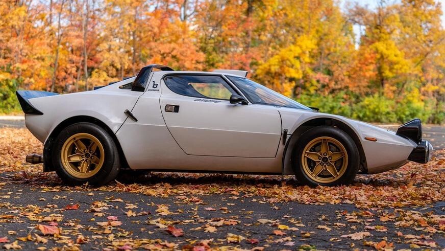 Точную копию легендарного раллийного Lancia Stratos продают на аукционе