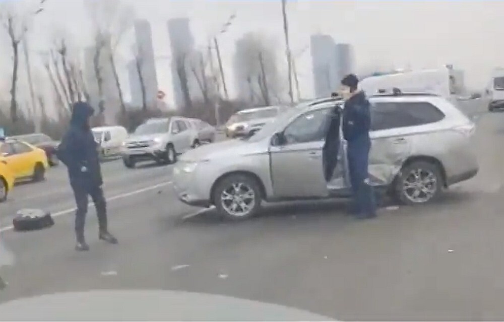 Частная скорая помощь попала в аварию на Кутузовском проспекте в Москве