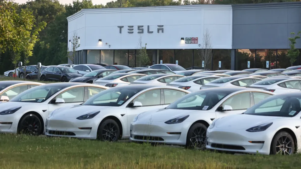 Tesla отзывает более 2 миллионов автомобилей из-за автопилота