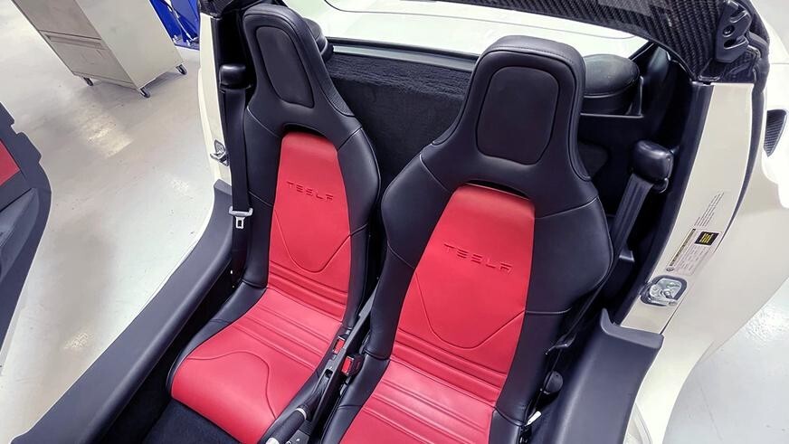 Новую Tesla Roadster 2010 года выставили на аукцион