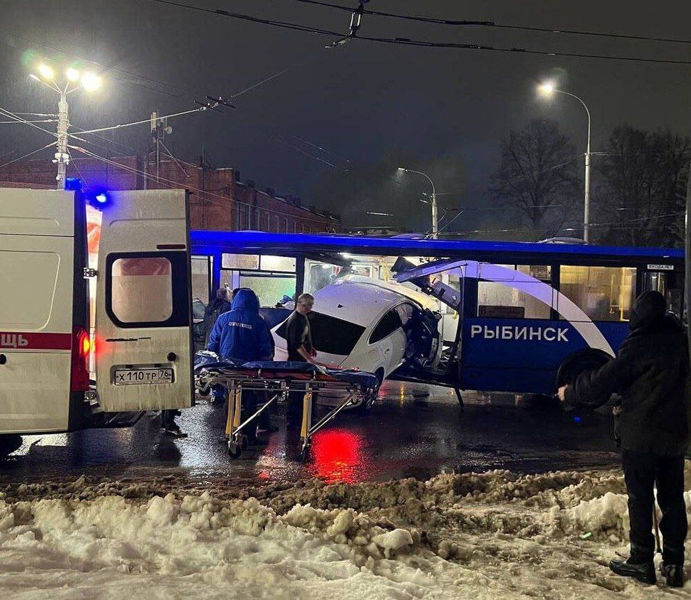 Легковушка влетела в автобус в центре Рыбинска