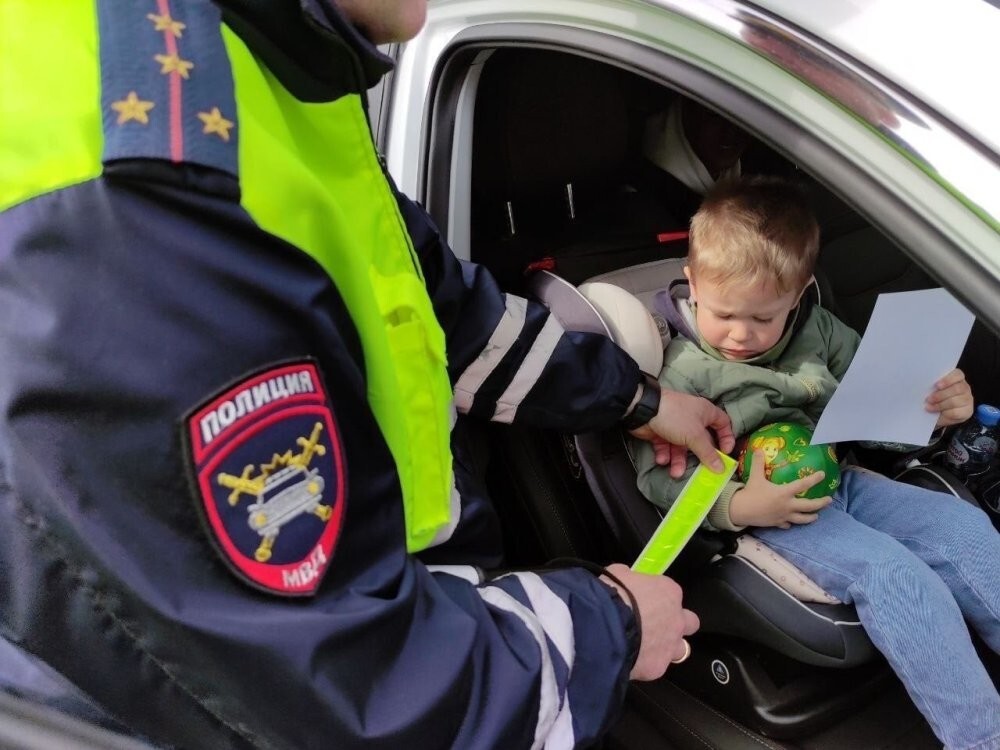 За перевозку детей без специального кресла предлагают отправят автомобиль на штрафстоянку