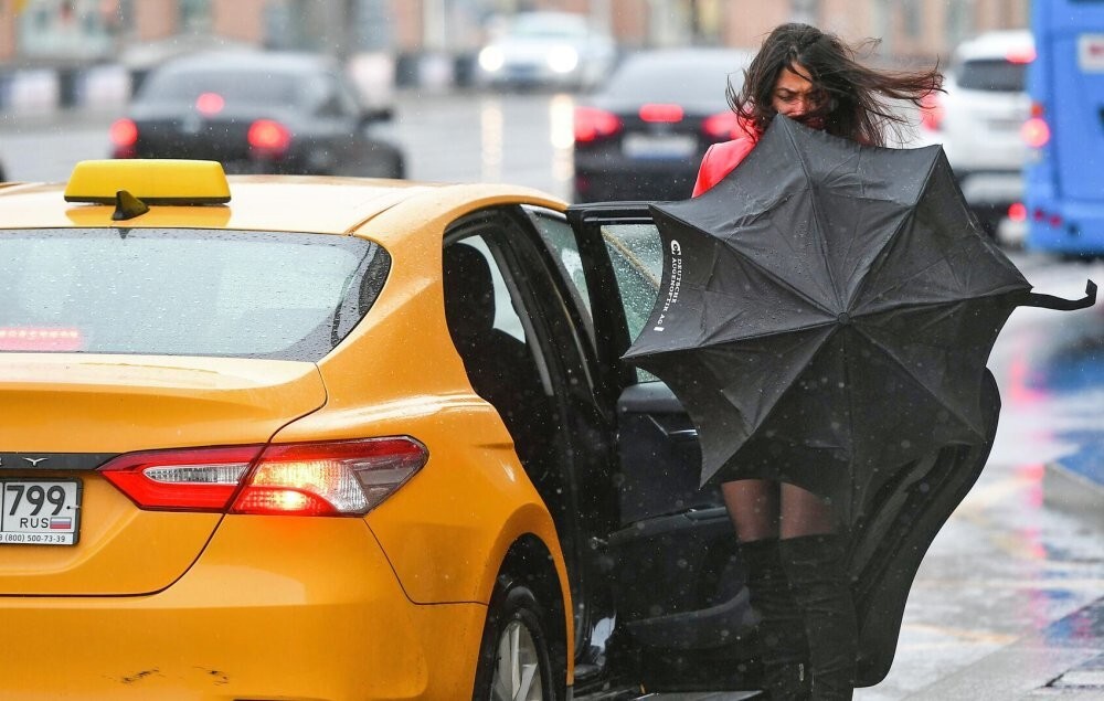 Депутаты предложили запретить таксистам задирать тарифы в плохую погоду