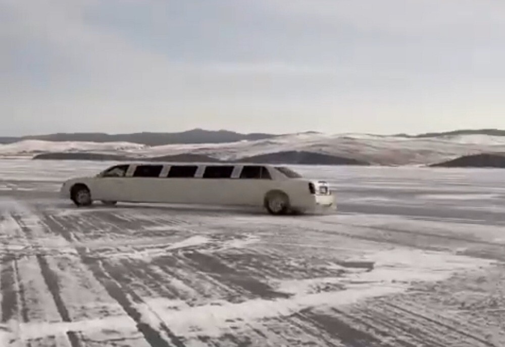 Экс-мэр Иркутска устроил дрифт на лимузине на Байкале