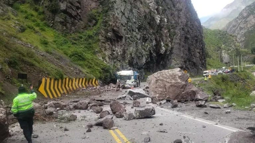 Камнепад обрушился на автомобили в Перу