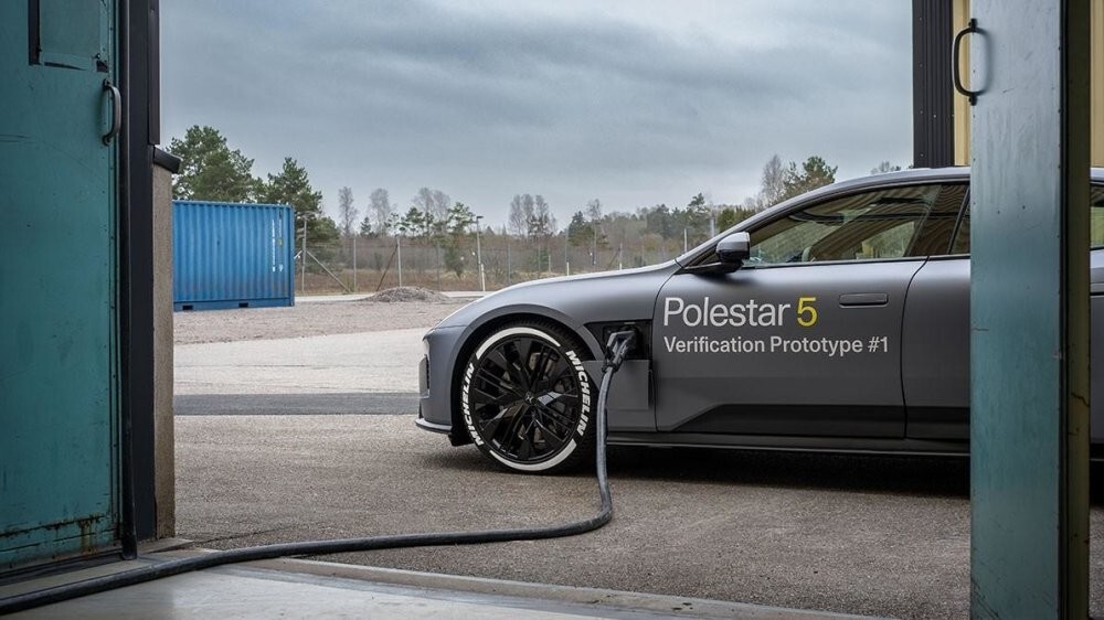 Polestar продемонстрировал зарядку электромобиля за 10 минут