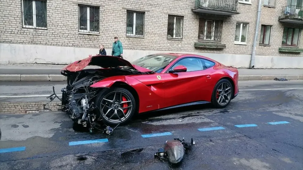 Красный Ferrari разбил припаркованные автомобили в Санкт-Петербурге