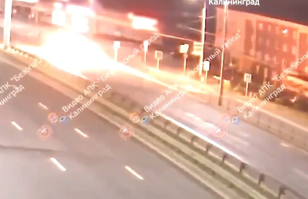 Автомобиль и мотоцикл превратились в факел посреди Московского проспекта в Калининграде