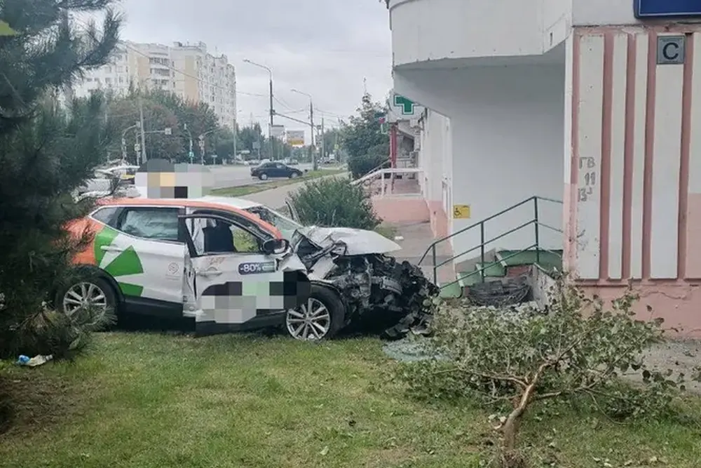 Взяли машину каршеринга на чужой аккаунт и убились об дом