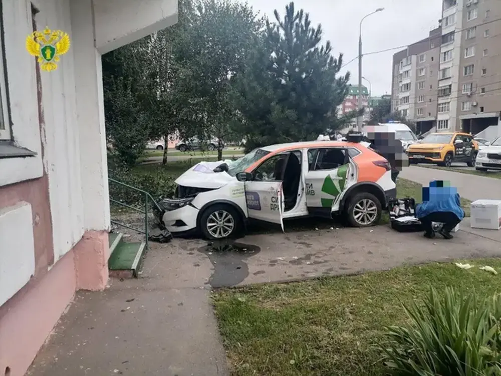 Взяли машину каршеринга на чужой аккаунт и убились об дом