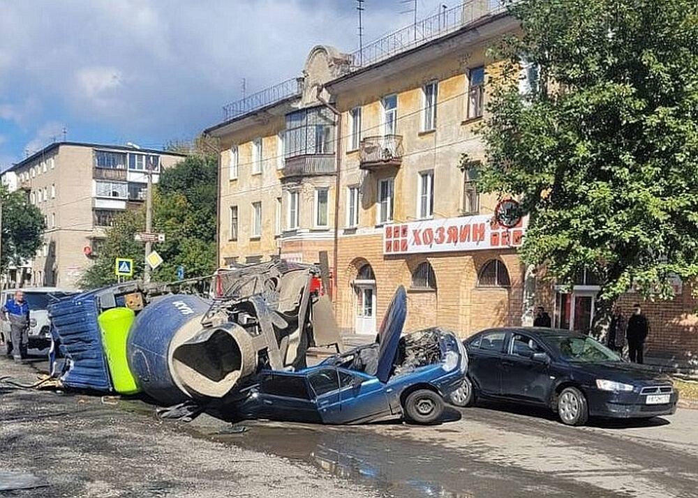 Бетономешалка перевернулась и раздавила два автомобиля