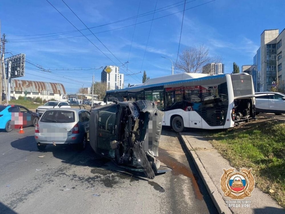 Автобус при выезде из ПАТП разбил 13 автомобилей