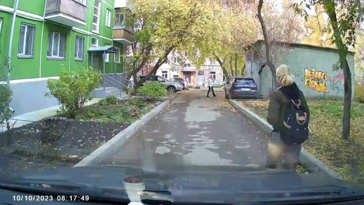 Без ДТП. Автор видео негодует на пешехода в наушниках 