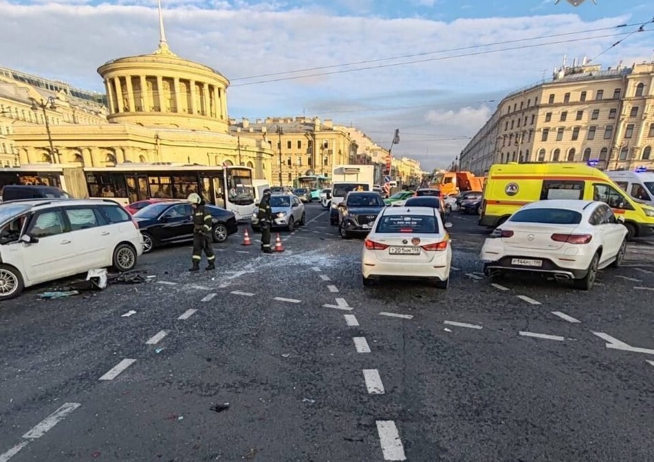 Восстание автобуса на Площади Восстания в Петербурге