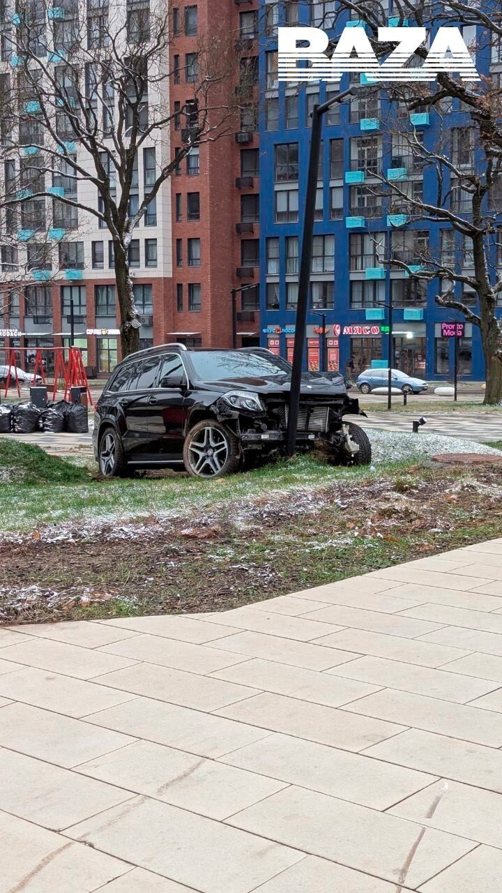 Женщина на Мерседесе нарезала круги, пока не врезалась в столб