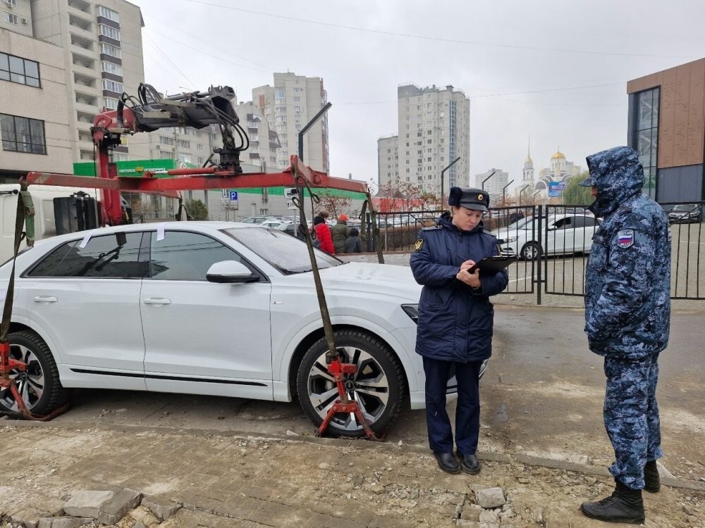 Два дня просидела в машине, чтобы её не увёз эвакуатор