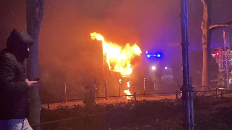В новогоднюю ночь во Франции сожгли почти тысячу автомобилей 