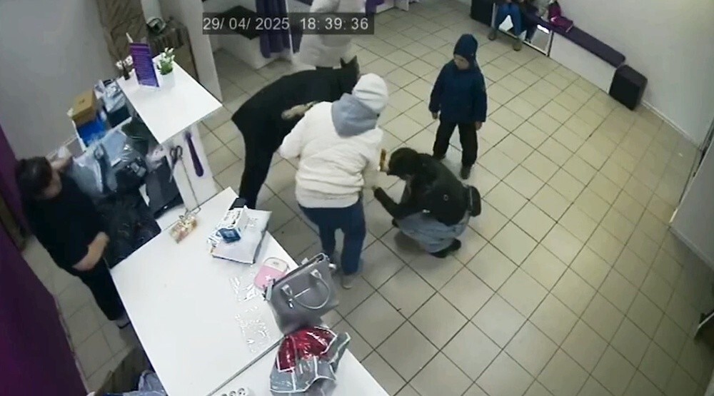 Один из клиентов пункта выдачи спас мальчика, подавившегося конфетой