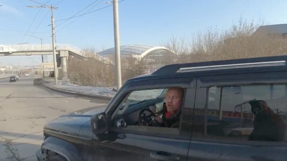 "Чего из будки тявкаешь?" 