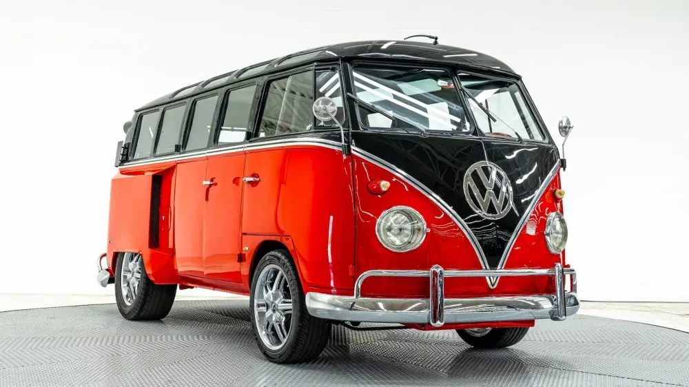 Старый микроавтобус Volkswagen с 8,3-литровым двигателем V8 и креслами от Porsche выставили на продажу