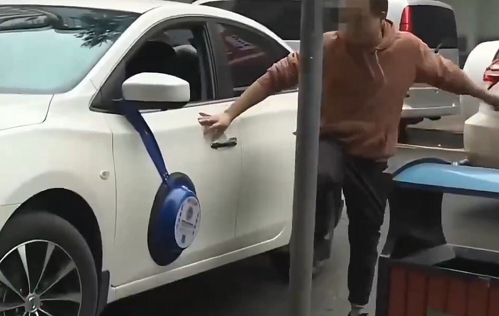 В Китае за неправильную парковку автовладельцы получают огромную присоску