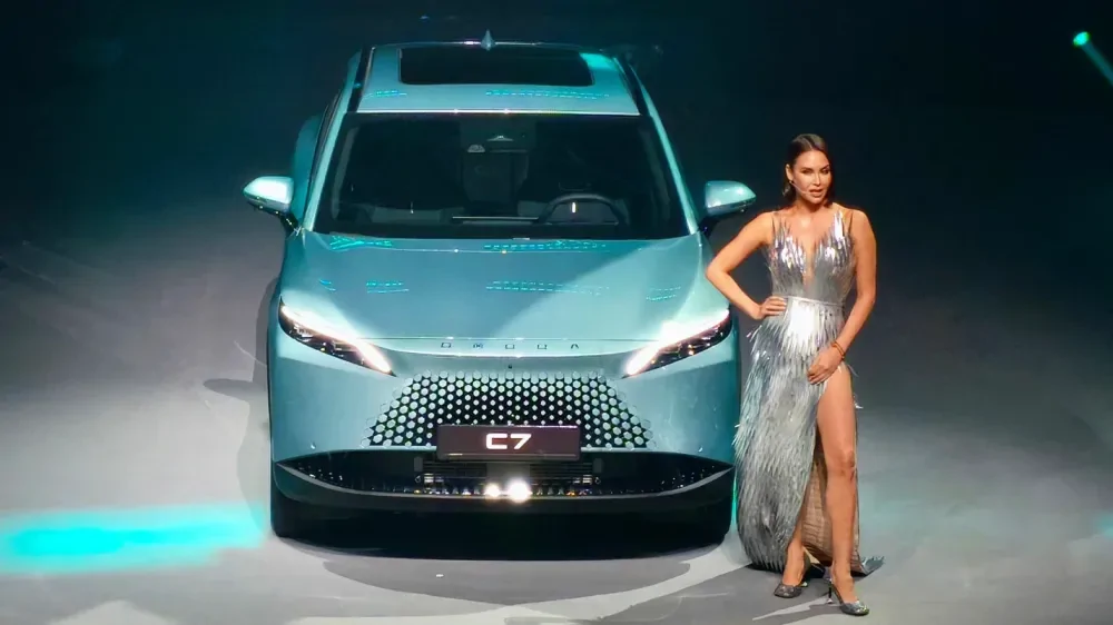 В России стартовали официальные продажи флагманского кроссовера Omoda C7. Названы комплектации и цены