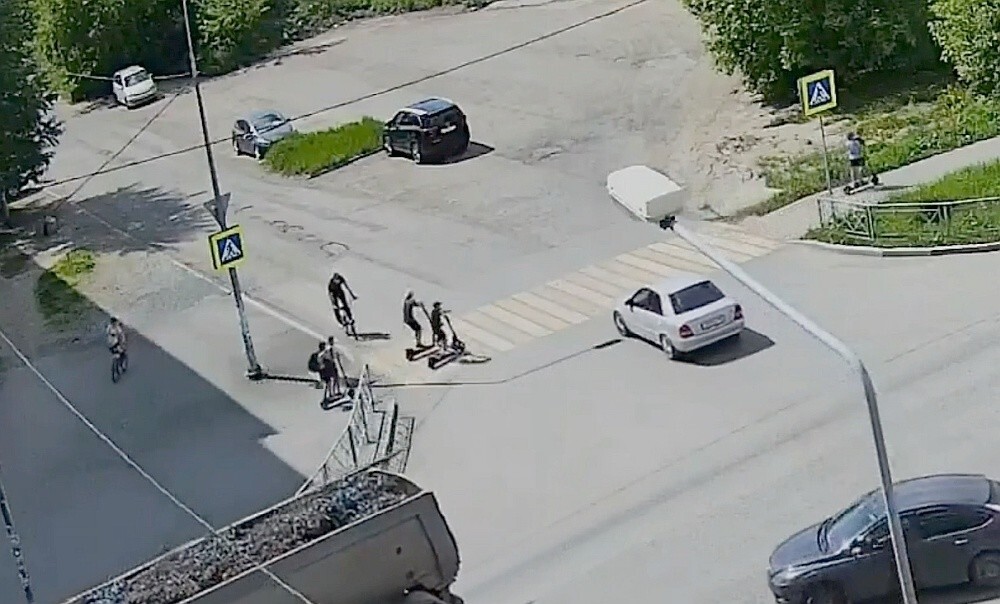 Родители дали аккаунты от арендных самокатов, а правилам не научили